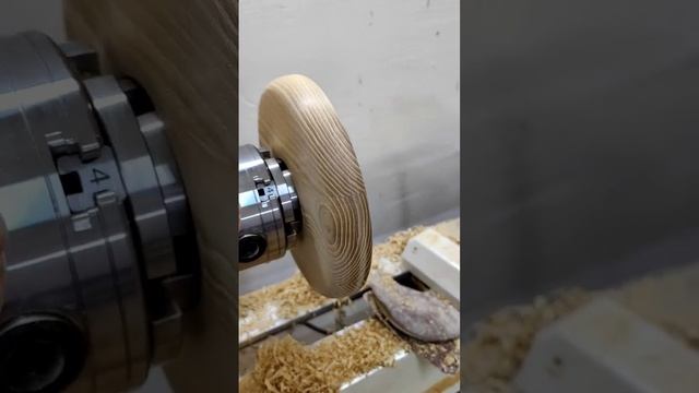 Plate on an ash lathe | Тарелка на токарном станке из ясеня #изделияиздерева #столярнаямастерская