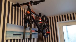 Велосипед под потолком. Настенное крепление.