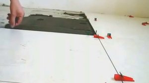 Выравнивание большеформатного керамогранита при укладке на пол