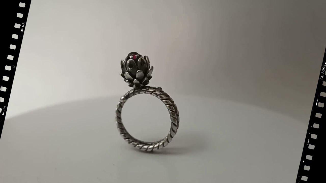 Серебряное кольцо с гранатом.