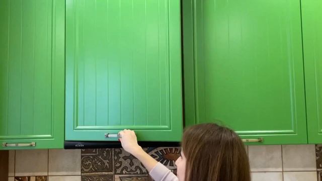 Маленькая но яркая кухня / зеленая кухня / кухня под потолок /