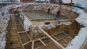 Посмотрите, как мы построили цокольный этаж под деревянный дом на крутом склоне!