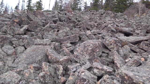 Обломки покрывая внешние стены создают перепад по высоте, указывая на квадратную форму Чёрной сопки смотреть онлайн