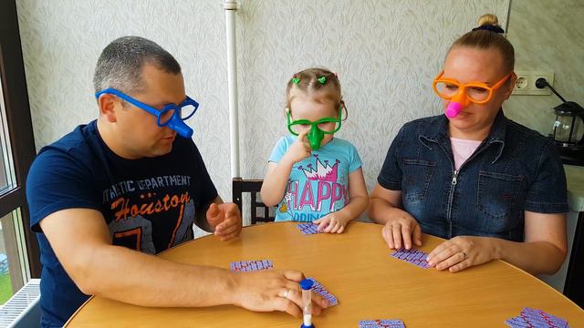 КАК НАСТЯ ИГРАЕТ С ПАПОЙ И МАМОЙ В УВЛЕКАТЕЛЬНУЮ ИГРУ смотреть онлайн