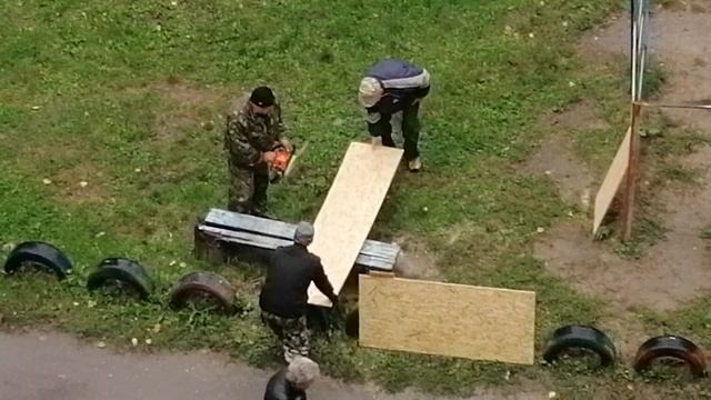 Как правильно разрезать ДСП бензопилой. смотреть онлайн