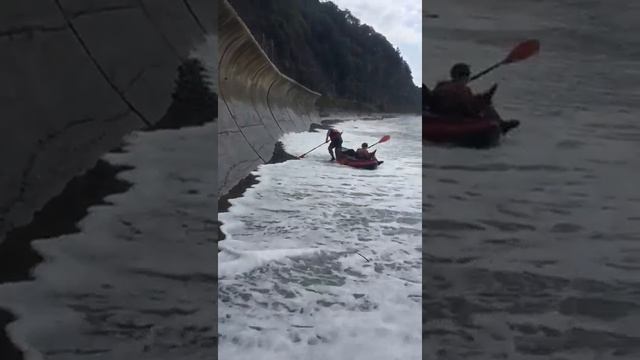 На байдарке в море во время шторма