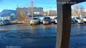 Мужик упал в лужу