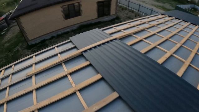 Бюджетный дом. Часть 4. Монтаж кровли. Установка окон. смотреть онлайн