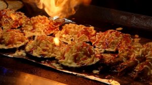 Морские гребешки и лангустины обжаренные открытым огнем / Уличная еда
