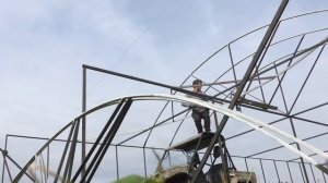 Установка арки теплицы