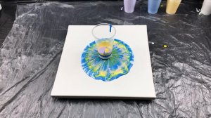 Acryl Pouring Experiment - Der undichte Becher