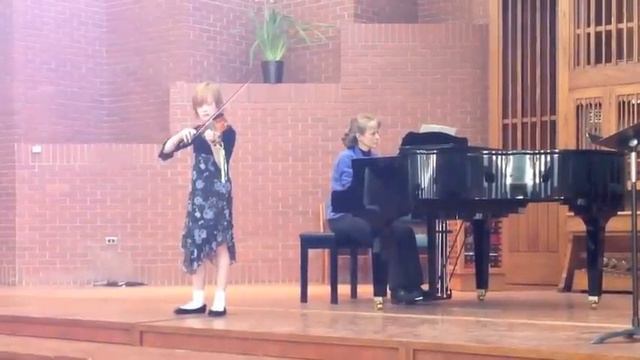 Fiona plays Beethoven Minuet in G (Suzuki book 2) смотреть онлайн