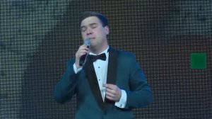 Филүс Каһиров  "Әнкәй синең куллар" җырын башкара