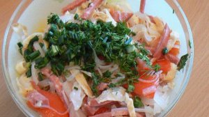 Салат с яичными блинчиками, фунчозой и колбасой