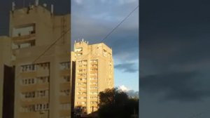 прыгает с балкона