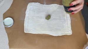 Ленивая пицца. Слойка с томатами и соусом песто