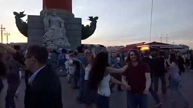 Копия видео "Open air 8082017 Байкерская DJ Smile Сальса, бачата ive mp4" смотреть онлайн