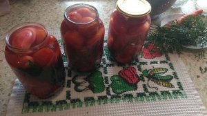 Мариную помидоры  с морковной ботвой. Рецепт на зиму.