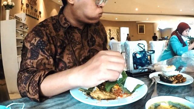 NASI LALAPAN KOMPLIT | RESTORAN LOTUS | GRAND SAVERO HOTEL DEPOK смотреть онлайн