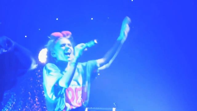 Grimes BEST LIVE VOCALS смотреть онлайн