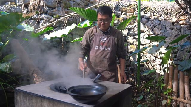 摘點蘿蔔，二弟做“風乾雞燉蘿蔔”，湯汁濃白滿滿一大盆吃過癮｜Mukbang【鐵鍋視頻】