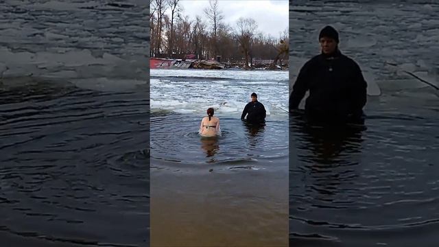 Best Bathing at Epiphany 2022 in cold and icy water | Купание девушки на Крещение в холодной воде