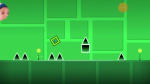 Коля проходит первые пять левелов в Geometry Dash