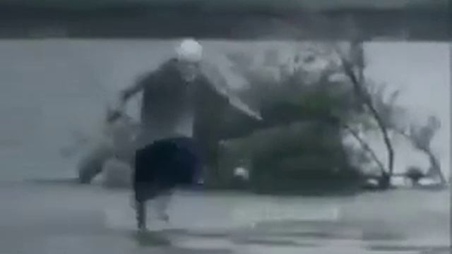 Бабка бежит по воде с сумками