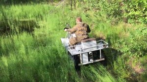 Два самодельных квадроцикла по грязи.