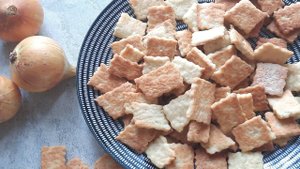 Вкусняшка к фильму, вместо чипсов. ЛУКОВЫЙ КРЕКЕР. Без сахара.