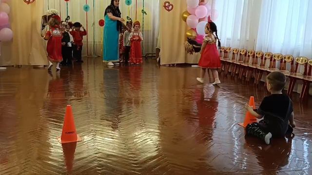 Игра на Масленицу " Скачки на лошадках" младшая группа ДОУ смотреть онлайн