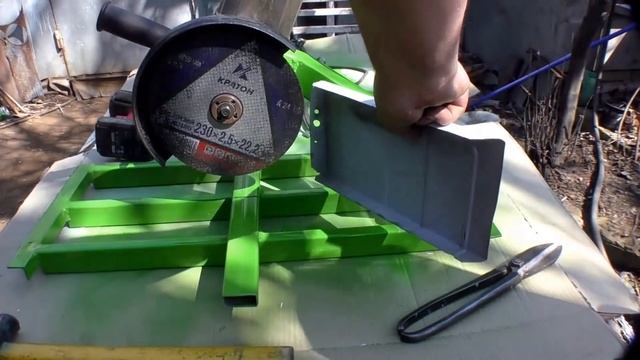 ПРОСТОЙ отрезной СТАНОК, своими руками. смотреть онлайн