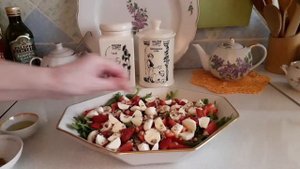 Салат с клубникой и рукколой . С сыром мацарелла.