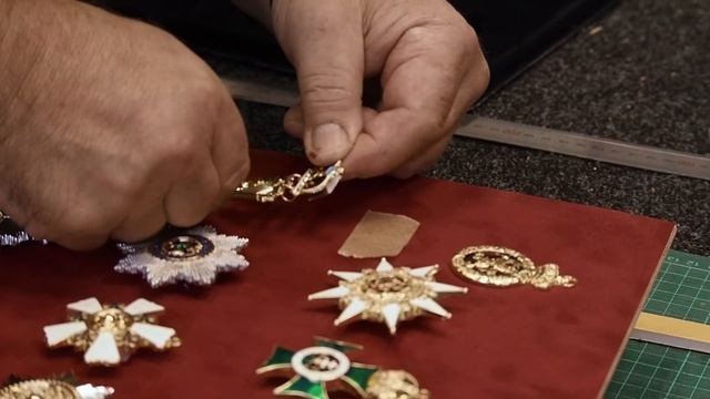 Оформление орденов в багетную раму. Багетная мастерская Багетмаркет.