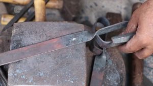 Этот талантливый кузнец выковывает удивительные щипцы