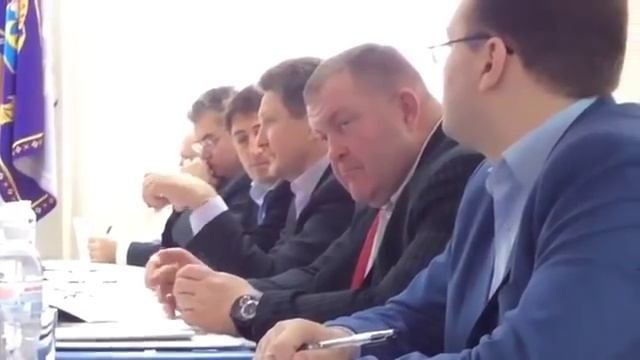 Мариуполь. После получения платёжек за газ, люди разбивают счетчики кувалдами.