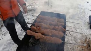 Копаем озеро в лесу... жарим шашлыки).mp4