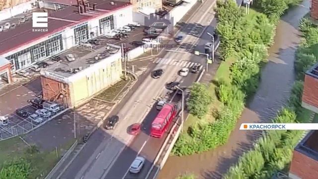 В Красноярске водители не поделили дорогу и устроили драку смотреть онлайн