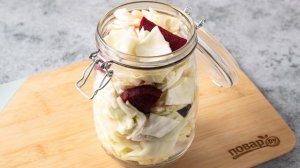 Капуста со свеклой и чесноком быстрого приготовления