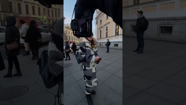 Профессиональный фотограф устроил Незнакомке бесплатную фотосессию на улице ? смотреть онлайн