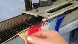 Вязание вертикальных полос на вязальной машине Нева-2