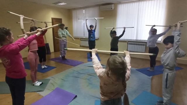 ЙОГА для дітей та підлітків. Вправа з паличками. смотреть онлайн