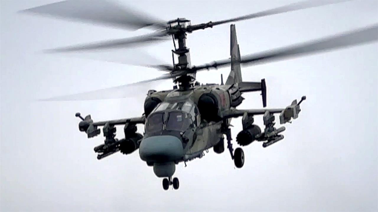 Многоцелевые ударные вертолеты Западного военного ...осят удары по бронетехнике и инфраструктуре ВСУ