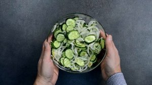 Мариную огурцы в микроволновке, успею до приезда гостей!