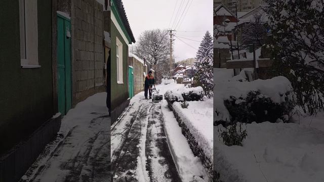 Зима будет снежной. Так мне одна баба в троллейбусе сказала!! Поэтому потратился на снегоуборщик!!.