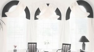 Какие шторы повесить на окна арочной формы