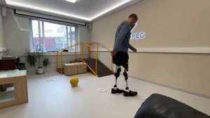 Одна из тренировок по ходьбе на протезах бедра и голени.