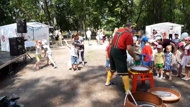 Шоу мыльных пузырей в парке. 1 июня День Защиты Детей в Харькове смотреть онлайн