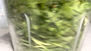 Стейк Стриплойн из мраморной говядины на сковороде гриль.