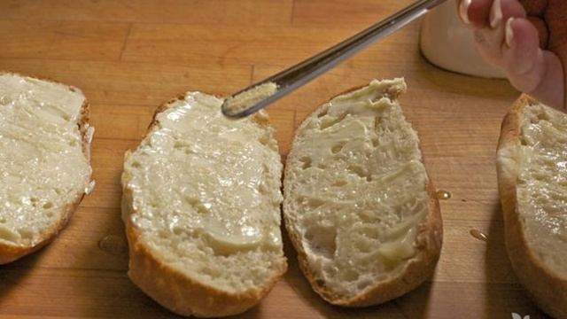 Быстрые чесночные гренки